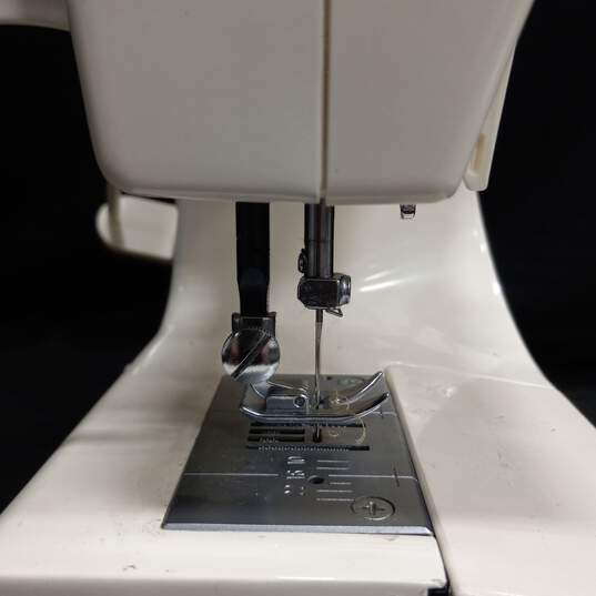 Singer Merritt Model 212 Mini Sewing Machine image number 4