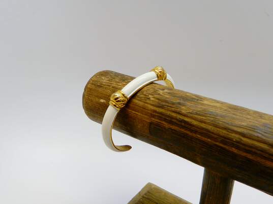 Vintage Crown Trifari White Enamel & Gold Tone Rope Accent Cuff Bracelet 30.4g image number 3