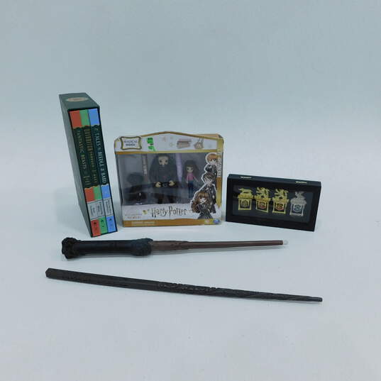 Harry Potter Hogwarts Library Book Set w/ Bookmarks Magical Minis & Wands image number 1