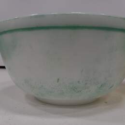 Vintage Pair of Pyrex Bowls alternative image