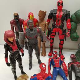 Assorted Marvel Bundle Lot of 14 Action Figures alternative image