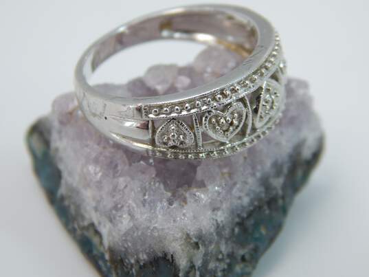 10K White Gold Diamond Accent Etched Heart Band Ring 3.3g image number 2