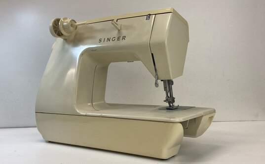 Singer Futura II Model 920 Sewing Machine With Accessories-PARTS OR REPAIR image number 7