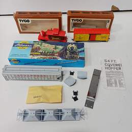 Bundle of Assorted Train Cars and Tacks w/Boxes and Accessories alternative image