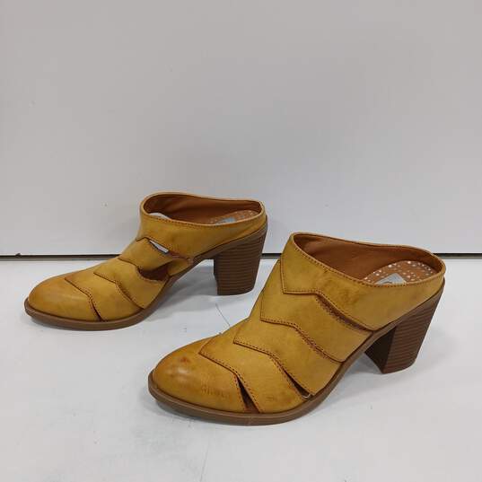 DV by Dolce Vita Yellow Slip On Heels Size 6.5 image number 2