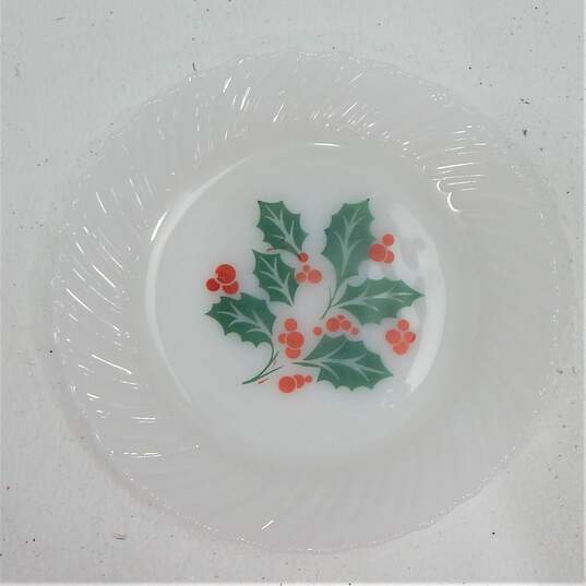 Vintage Termocrisa Crisa Christmas Holly Berry Milk Glass Salad Plates Set of 5 image number 10