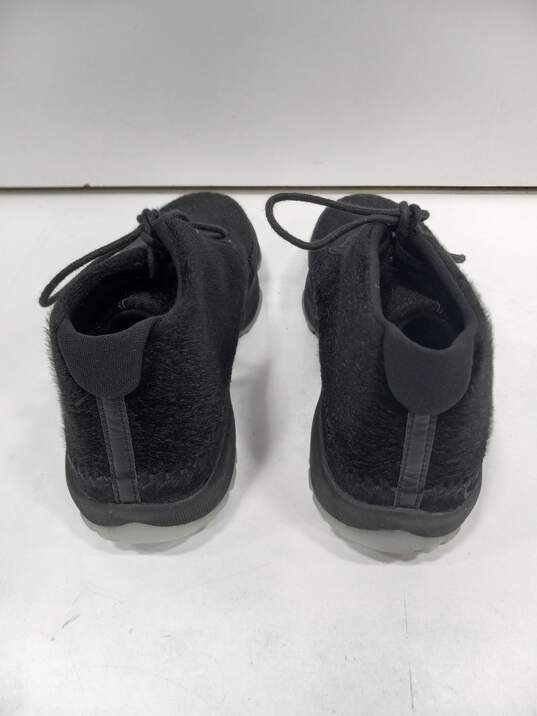 Women's Jordans Black Faux Fur Shoes Size 8.5 image number 2