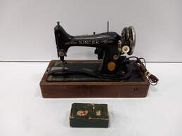 Vintage Singer Sewing Machine in Wooden Case alternative image