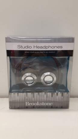 Bundle of 2 Assorted Headphones alternative image