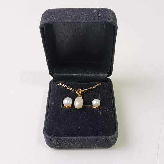 Dainty White Pearl w/ Gold Tone Accents Jewelry Set image number 1