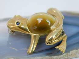 18k Yellow Gold Sapphire & Tigers Eye Frog Brooch 7.6g