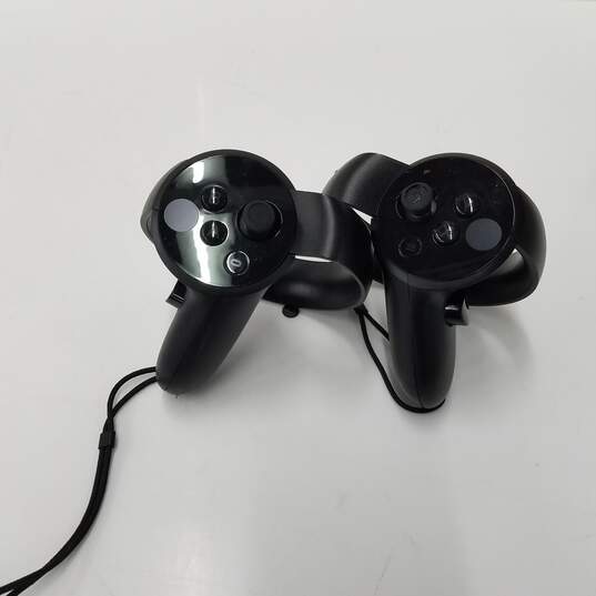 Oculus Rift Controllers image number 1