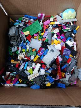 9.5lbs Bulk Lot of Mixed Brands Building Toy Pieces alternative image