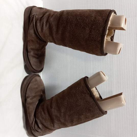 Womens Brown Classic Suede Flat Round Toe Pull On Tall Winter Boots Size 6 image number 3