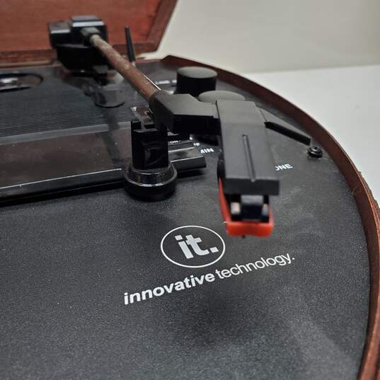Innovative Technology Small Suitcase Turntable with Bluetooth Model ITVS-1000 image number 3