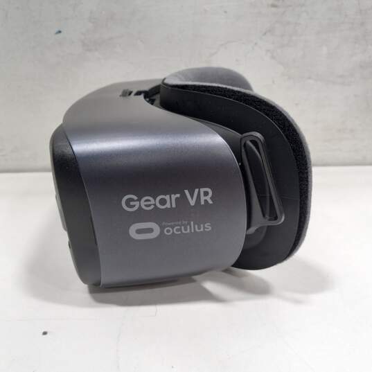 Samsung Gear VR w/ Controller In Box image number 4