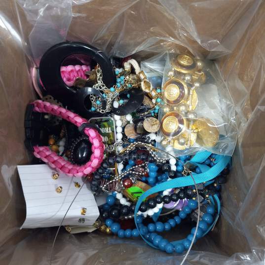 6.4lbs Bulk Costume & Fashion Jewelry Mixed Lot image number 4