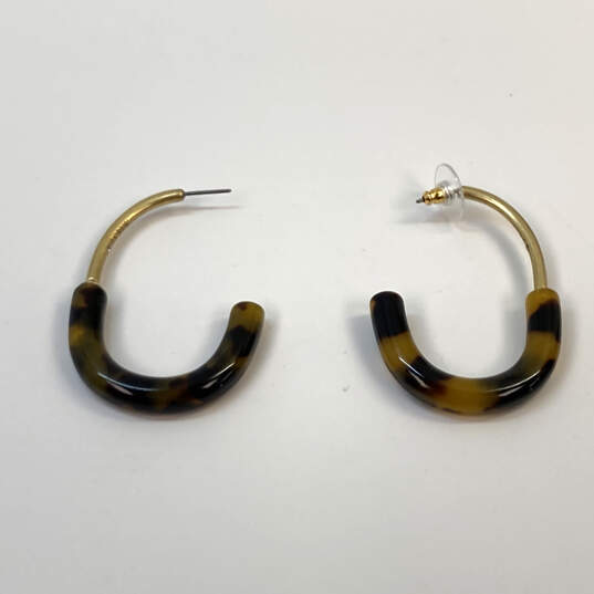 Designer J. Crew Gold-Tone Lined Tortoise Resin Pushback Hoop Earrings image number 2