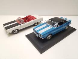 Bundle of 2 Assorted Diecast Model Cars