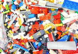 7.0 LBS Assorted VNTG Miscellaneous LEGO Bulk Box alternative image