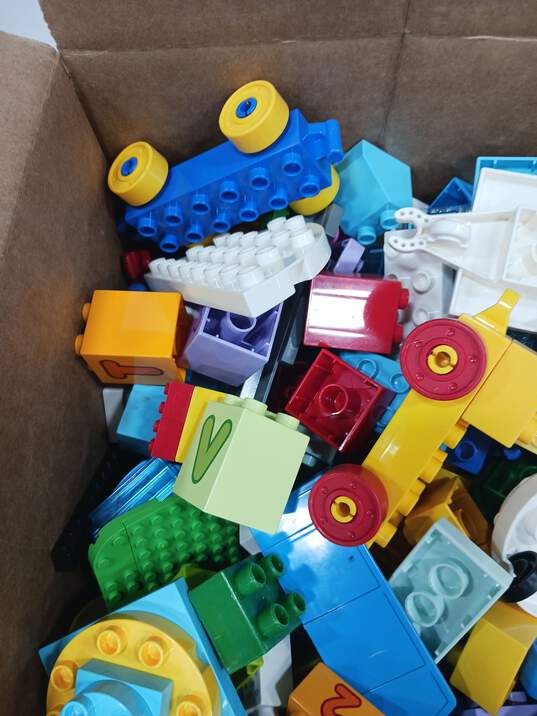 11.9lbs of Assorted Bulk Lego Pieces image number 2