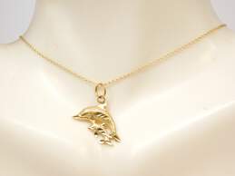 14K Yellow Gold Jumping Dolphins Pendant Necklace 1.3g alternative image