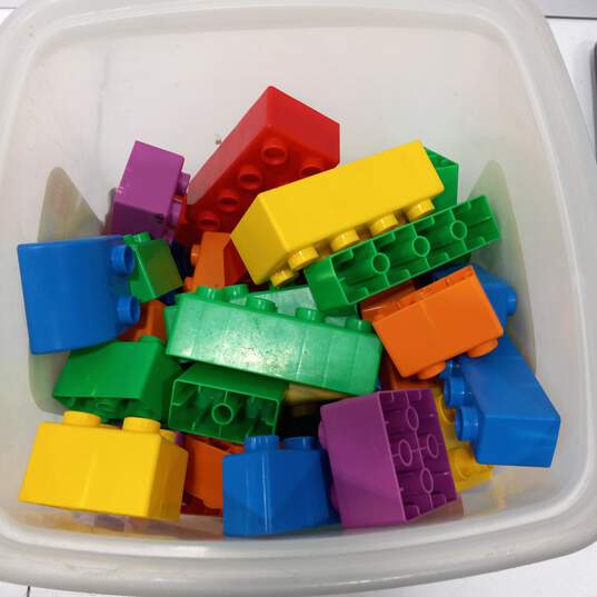 6.4lbs. Bundle of Assorted Lego Diplo Building Bricks In Plastic Container image number 3