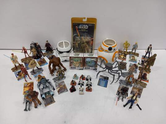 Bundle of Assorted Star Wars Figurines image number 1