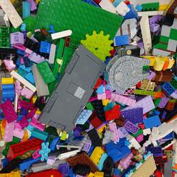 8.5lb Lot of Mixed Variety Building Blocks and Pieces alternative image