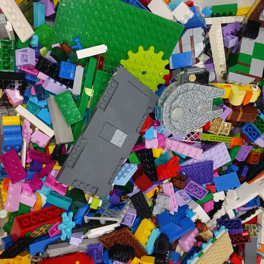 8.5lb Lot of Mixed Variety Building Blocks and Pieces image number 2
