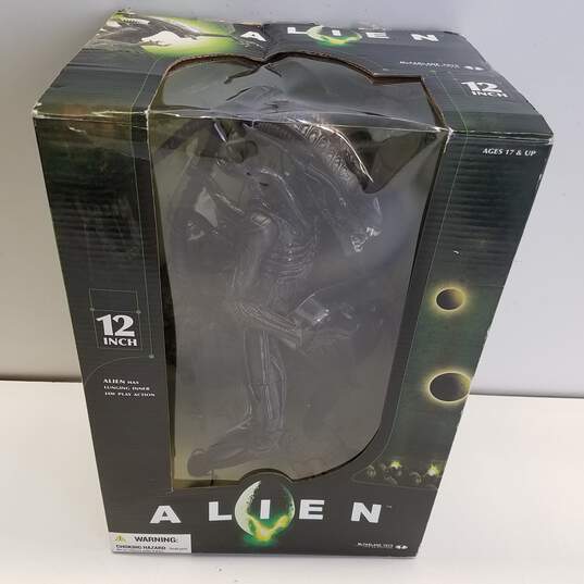 2004 McFarlane Toys 12 Inch Alien Action Figure (With Lunging Inner Jaw) image number 1