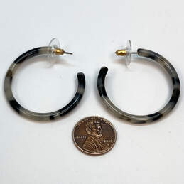 Designer J. Crew Black Gray Tortoise Acrylic Resin Round Hoop Earrings alternative image