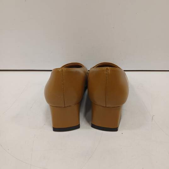 NWOB Womens Beige Leather Comfort Slip On Square Toe Block Pump Heels Size 7.5 image number 4