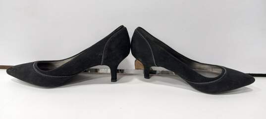 AK Anne Klein iflex Black And Silver Pointed Toe Heels Size 9.5M image number 2