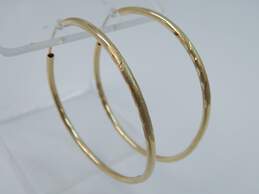 14K Yellow Gold Etched Brushed Accents & Smooth Tube Hoop Earrings 3.9g alternative image