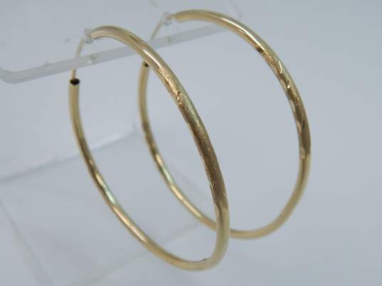 14K Yellow Gold Etched Brushed Accents & Smooth Tube Hoop Earrings 3.9g image number 2