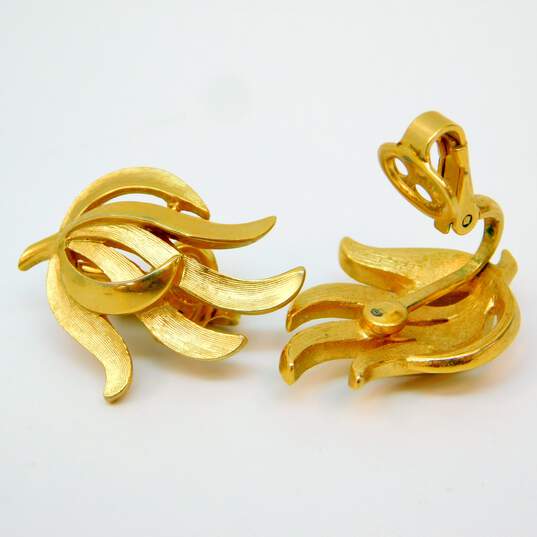 VNTG Crown Trifari Gold Tone Clip-On Earrings 8.4g image number 5