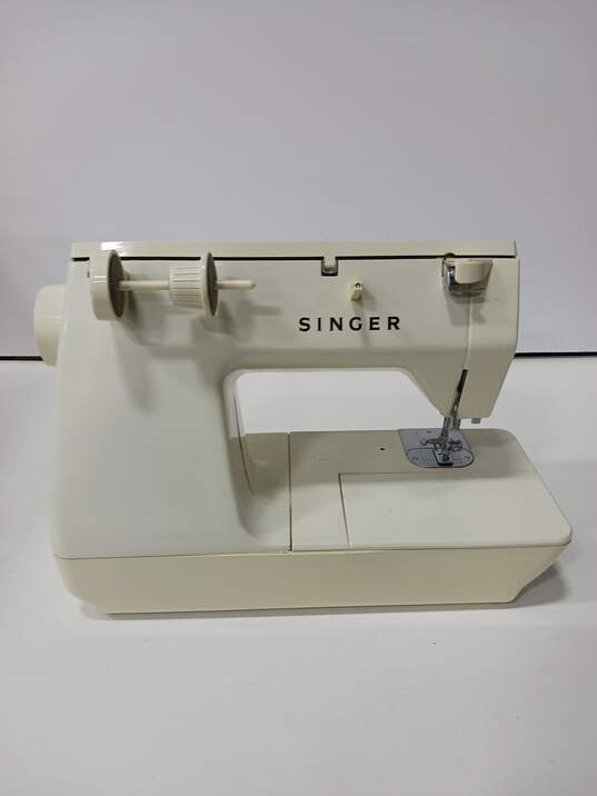 Singer Creative Touch Fashion 1030 Sewing Machine in case image number 4