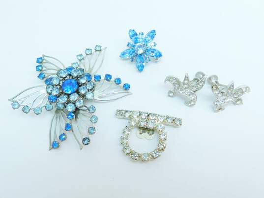 Vintage Silvertone Icy Blue & Clear Rhinestones Abstract Screw Back Earrings Flower Brooches & Fur Clip 32.9g image number 1