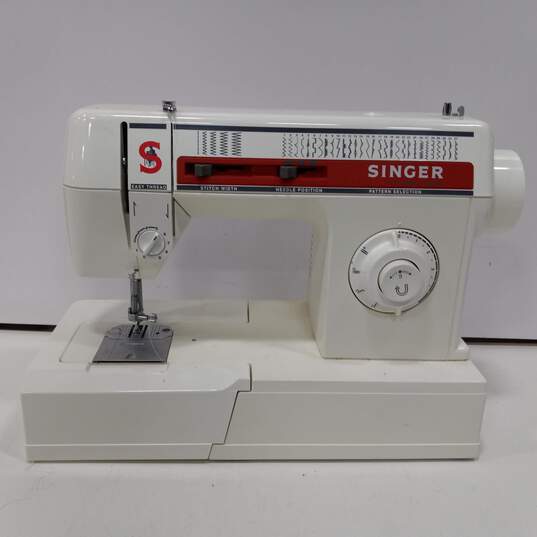 Singer M3220 Sewing Machine image number 2
