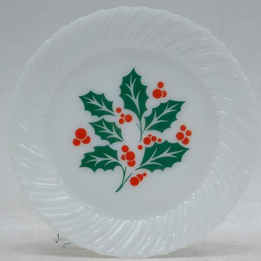 Vintage Termocrisa Crisa Christmas Holly Berry Milk Glass Dinner Plates Set of 4 image number 4