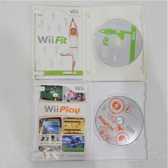 Nintendo Wii w/4 Games + 2 Controllers image number 16
