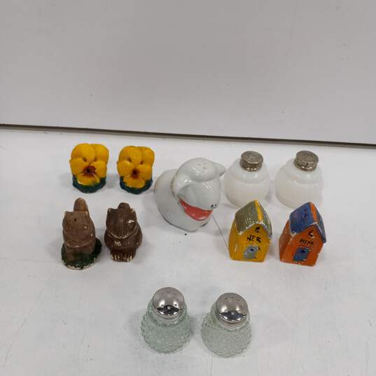 Bundle of Assorted Salt and Pepper Shakers image number 4
