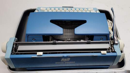 Smith-Corona  Coronet Electric Blue Typewriter in Carrying Case - Untested for Parts/Repairs image number 4