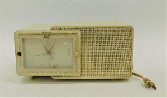 Bulova Model 100 MCM Mid Century Modern Bakelite Alarm Clock Radio image number 1