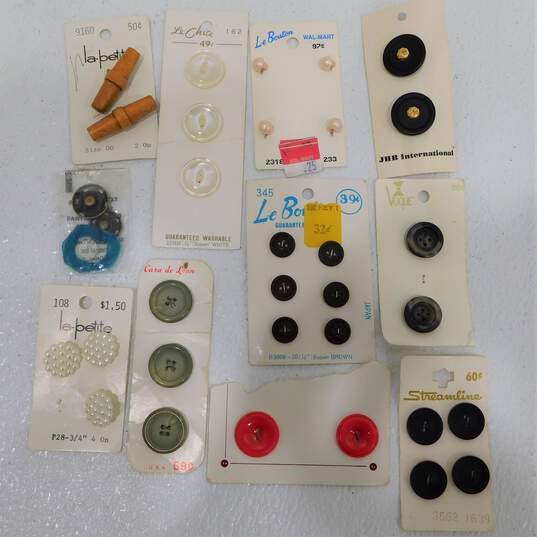 Assortment Of Miscellaneous Buttons Womens Mens & Kids Lot image number 3