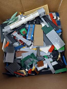 7.9 Pounds Of Assorted Lego Pieces & Bricks