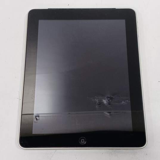 Gray Apple iPad Model A1337 16GB Tablet image number 1