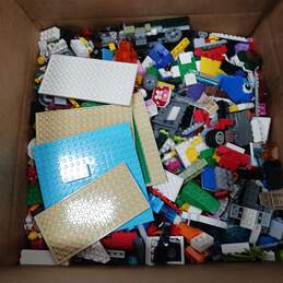 8.5 Pounds of Assorted Lego Bricks, Pieces and Parts