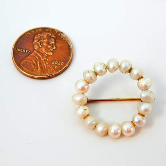 Vintage 14K Yellow Gold White Pearls Open Circle Brooch 2.0g image number 6